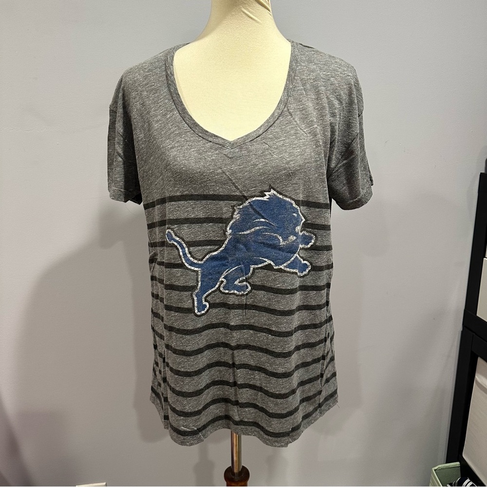 Detroit Lions Juniors Large NFL V-Neck Tee – Heather Gray with Black Stripes